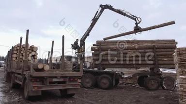 重型装载机<strong>在</strong>锯木厂从重型<strong>卡车上</strong>卸下木材原木